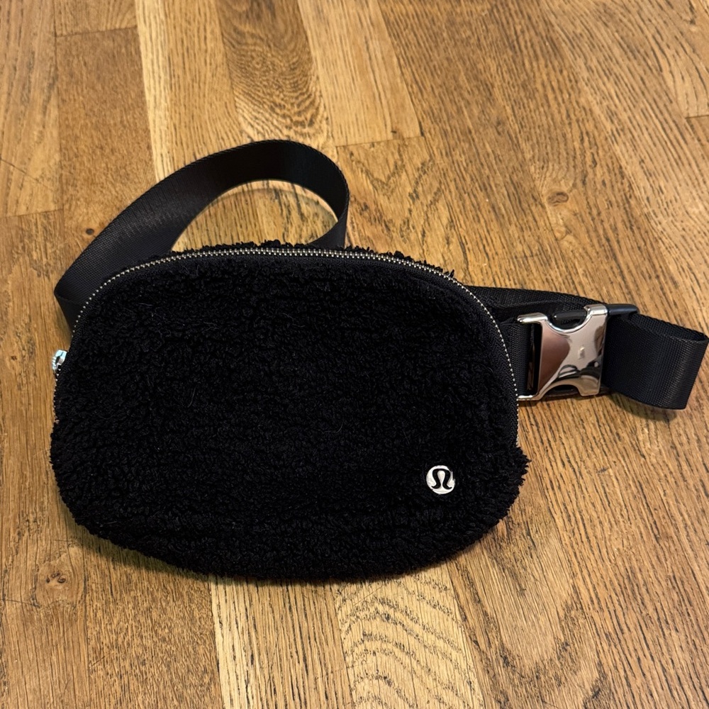 Lululemon Everywhere Belt Bag *sherpa like material black 1L